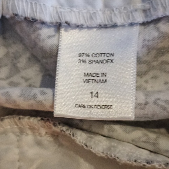 7th Ave New York & co Monochrome Abstract Shorts - Picture 8 of 8